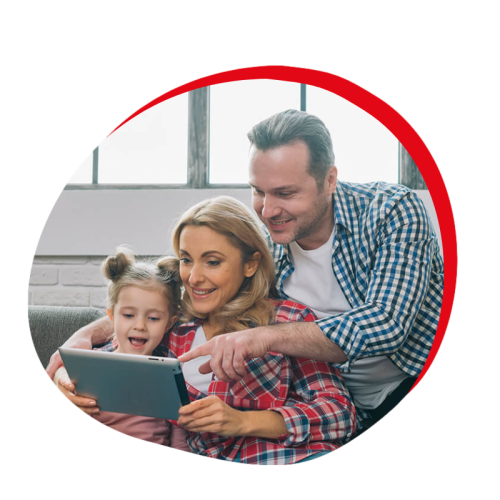 Famiglia felice con computer