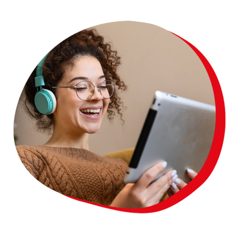 Ragazza felice con laptop